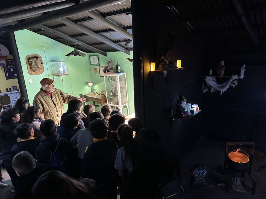 Ricky guiando a un grupo por una de las habitaciones del museo